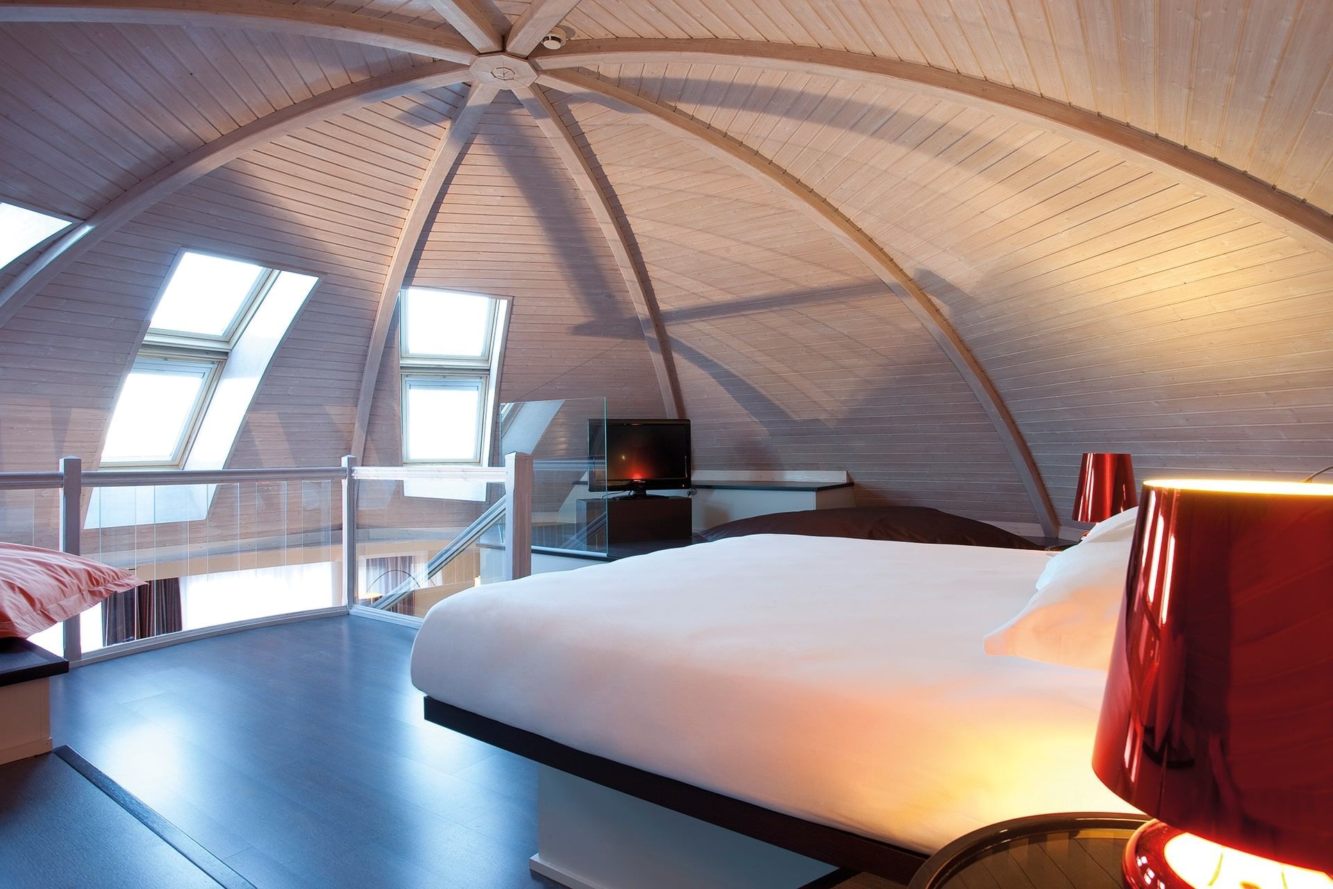 Intérieur de la Suite Duplex avec un lit à l'Escale Oceania Pornichet