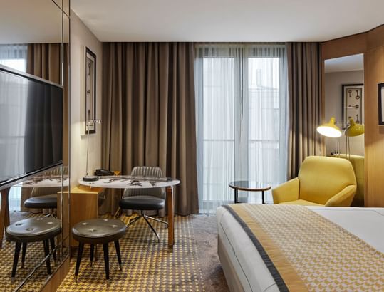 Bequemes Bett, Lounge und Arbeitstisch im Classic Zimmer im Titanic Chaussee Berlin