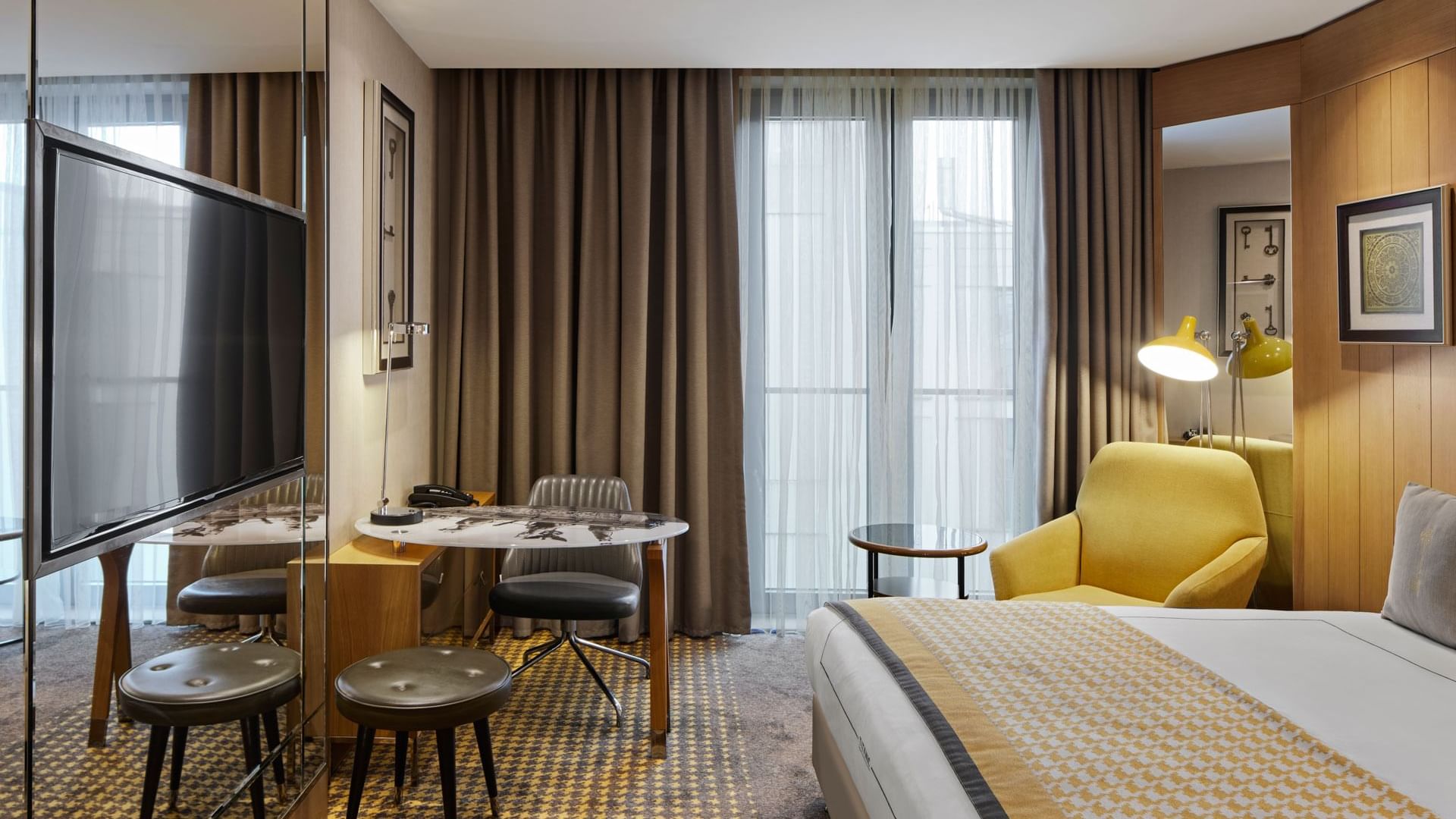 Bequemes Bett, Lounge und Arbeitstisch im Classic Zimmer im Titanic Chaussee Berlin