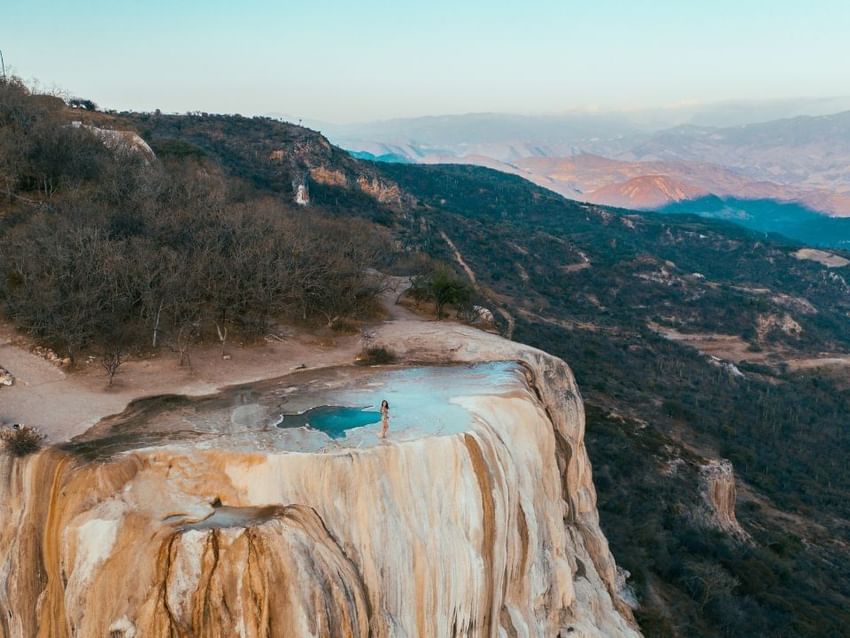 Hierve el Agua con vista a amplio valle montañoso desde cascada petrificada cerca de Camino Real Hotels