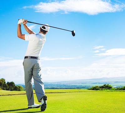 A man playing golf at the golf course in Mundo Imperial