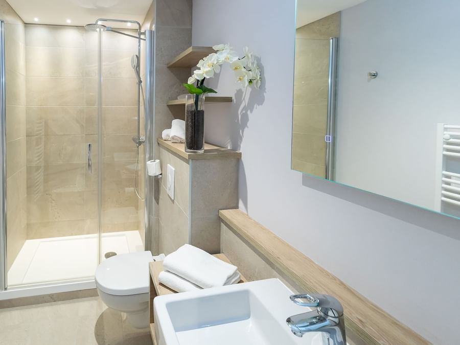Bathroom in a room at Hotel des Marins
