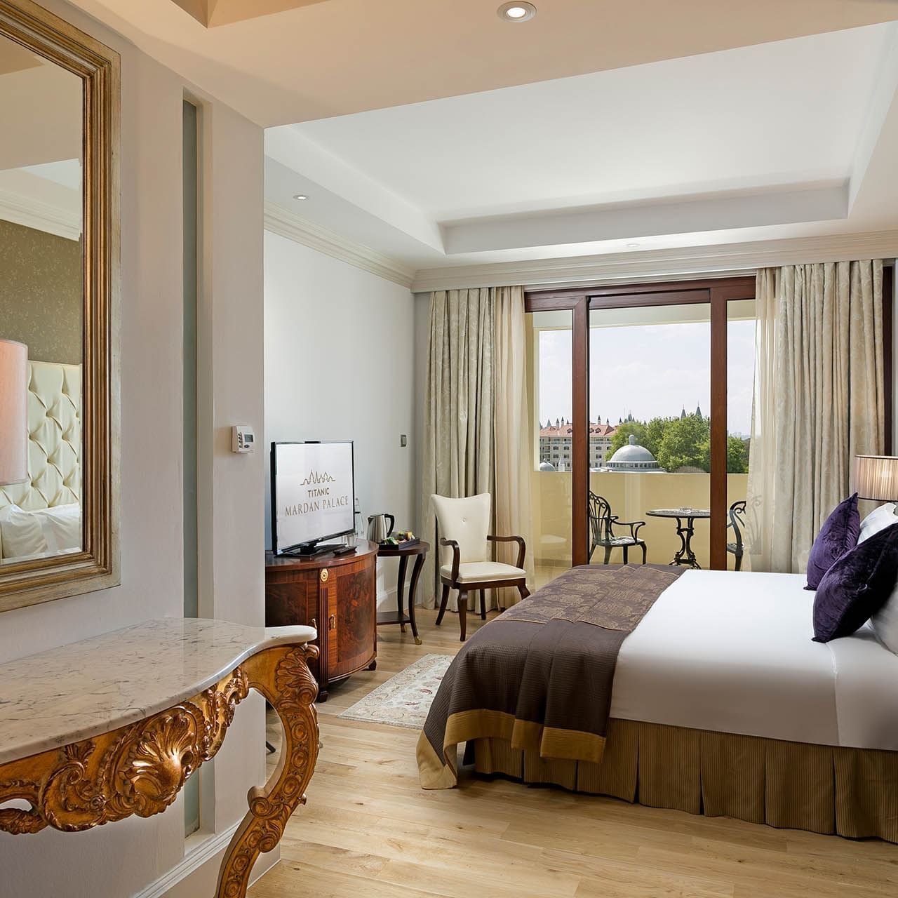 Удобная кровать и балкон в президентском люксе отеля Titanic Mardan Palace