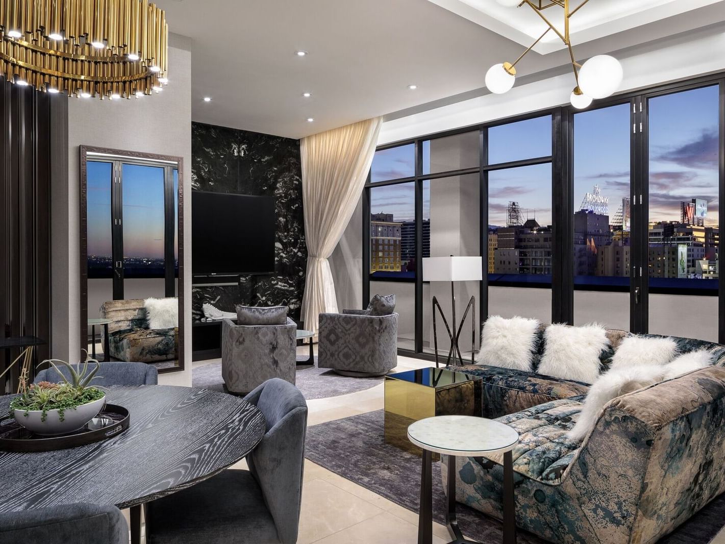 Sofa & table with city view in Guest house at Dream Hollywood