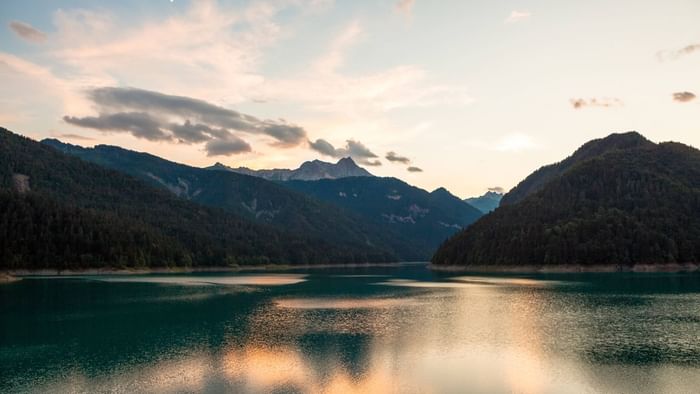 A lake & a mountain range in Annecy near Originals Hotels