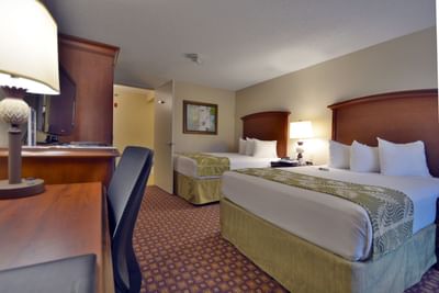 2 Beds and Work Desk in Hotel Room at Rosen Inn International