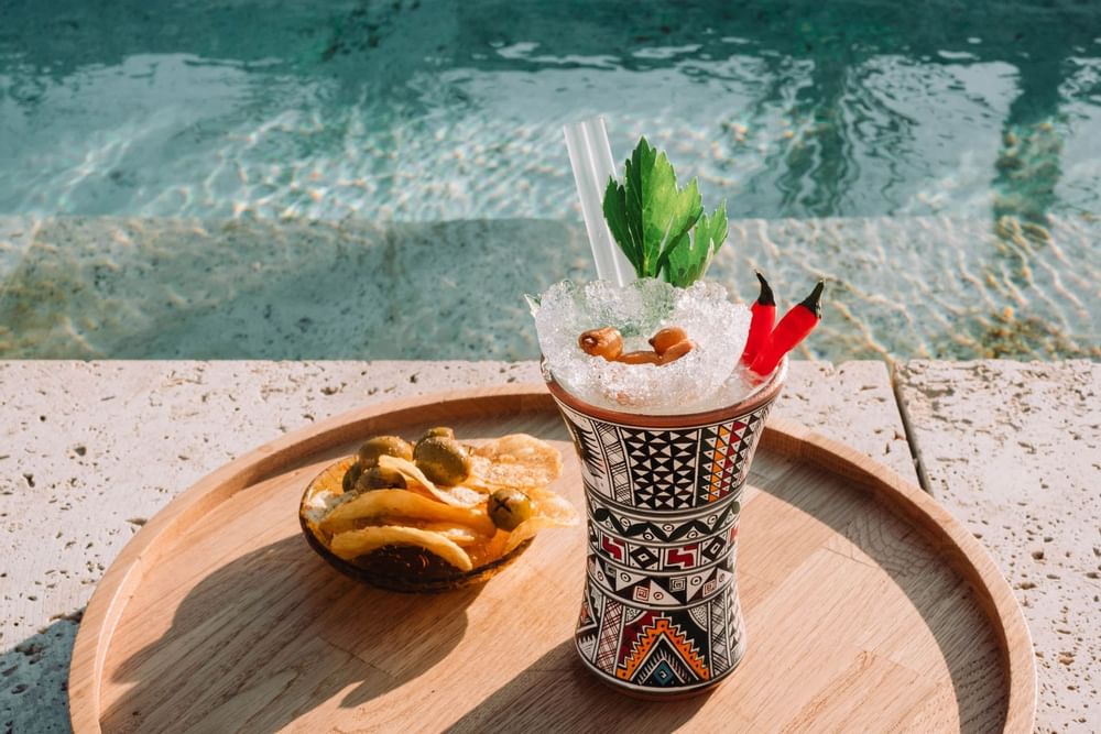 Nahaufnahme der am Pool servierten Snacks, Almanac X Alcron Prag