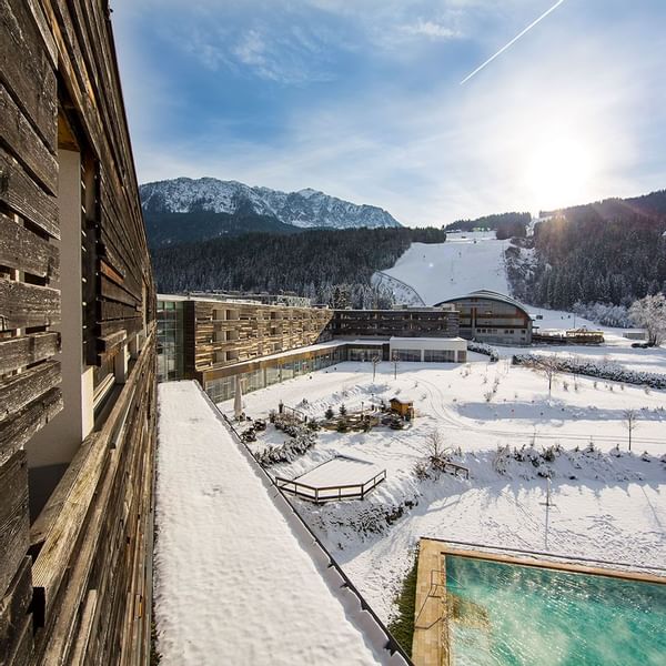 Falkensteiner Hotel & Spa Carinzia with outdoor pool, mountains in the background