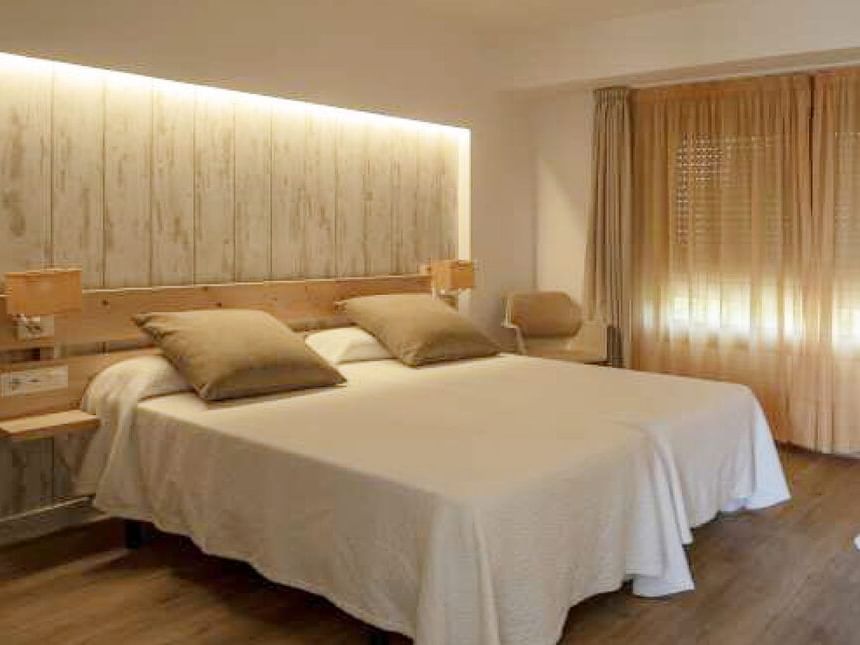 Tempat tidur nyaman dengan lantai kayu di Deluxe Mountain - View Villa di LK Resort Bandungan Semarang