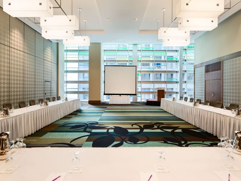 Spacious meeting venue with u-shaped table
