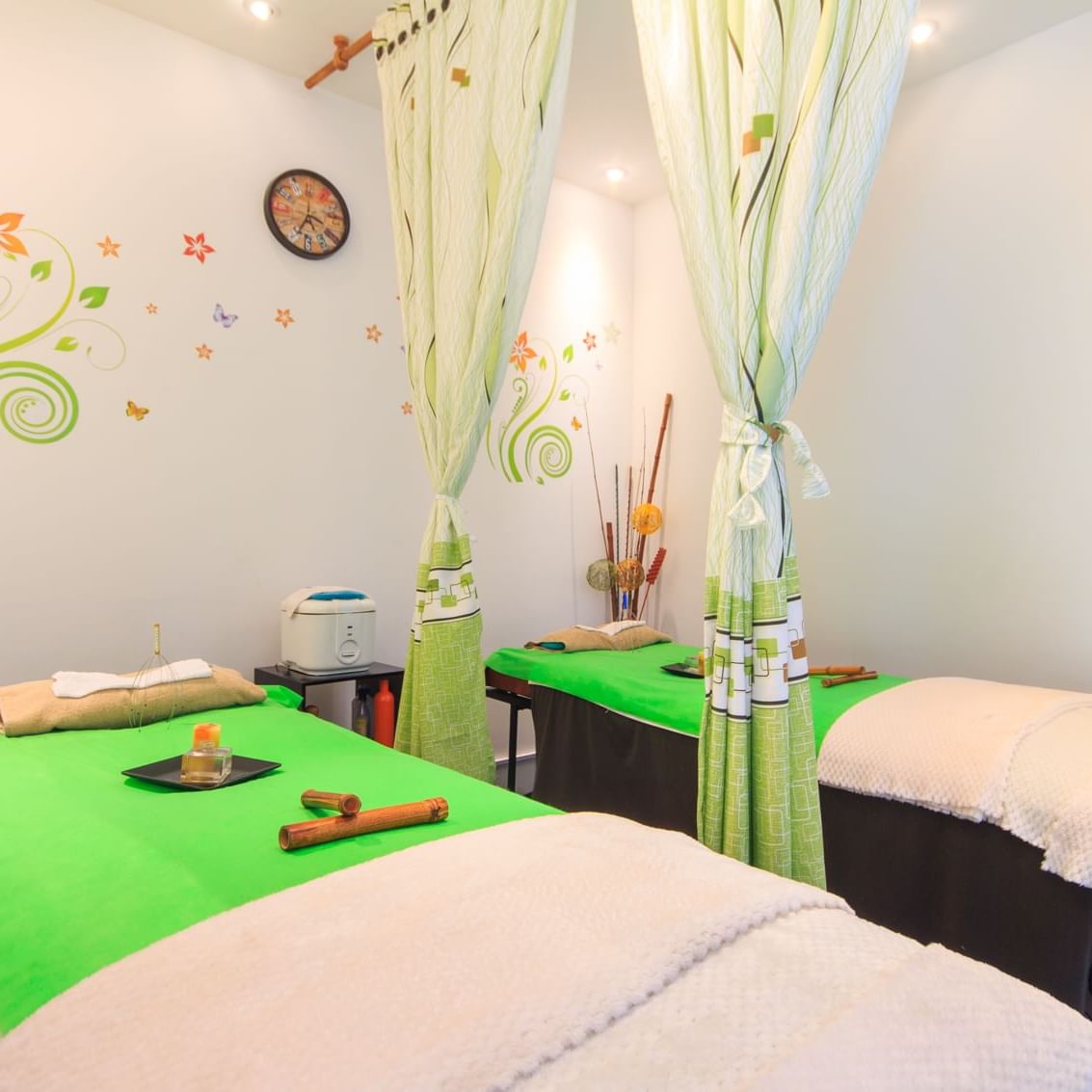 Spa room with massage beds at Pop Art Tocancipa Hotel