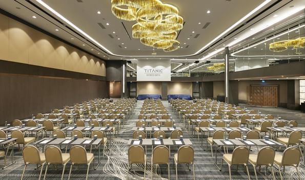 Titanic Business Kartal'daki Karina 2 salonunda, masa ve sandalyelerle tiyatro düzeninde hazırlanmış geniş bir etkinlik alanı bulunmaktadır.