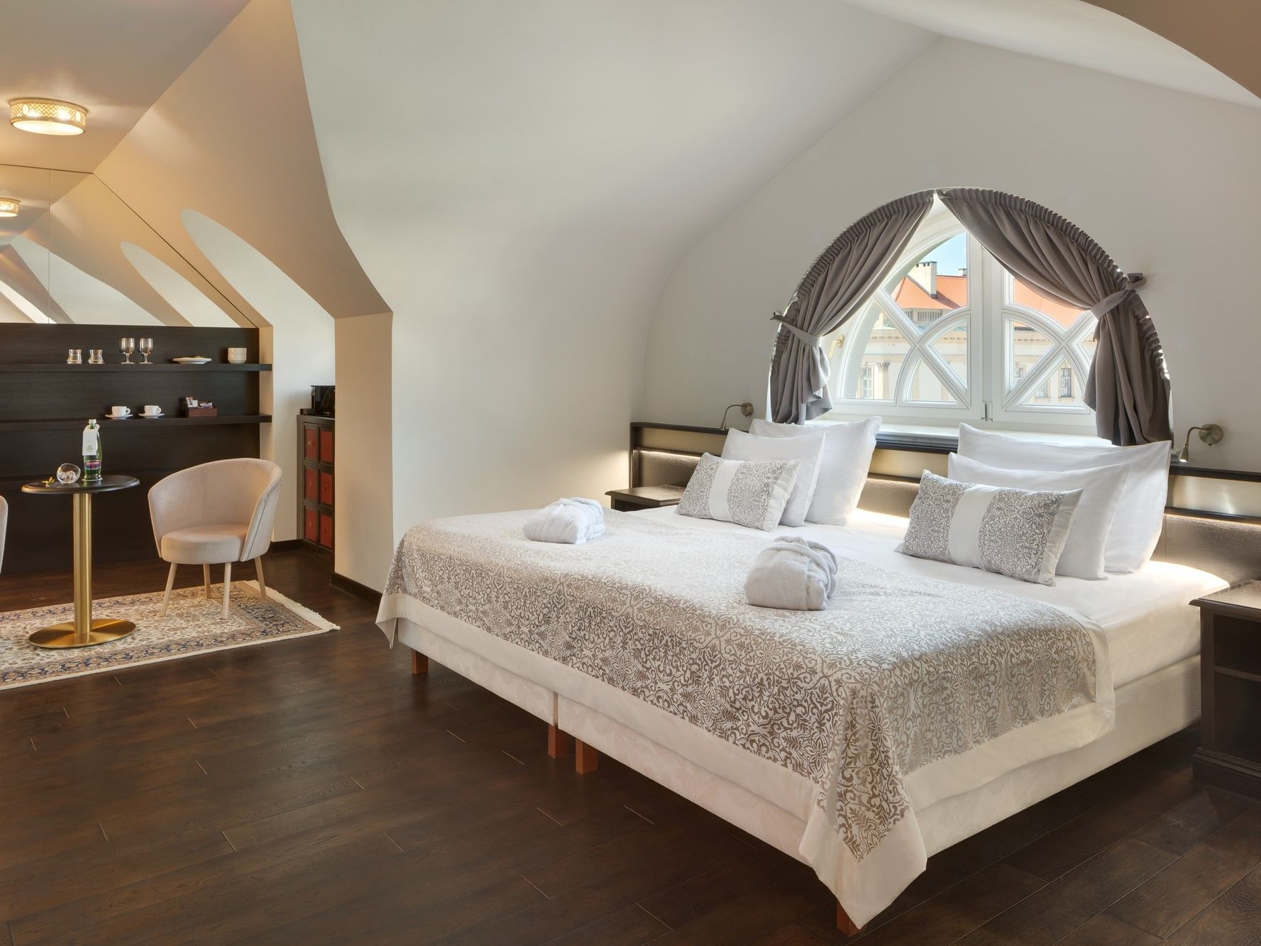 Senior Suite with extra large bed, amazing view, upper floor, seating area 