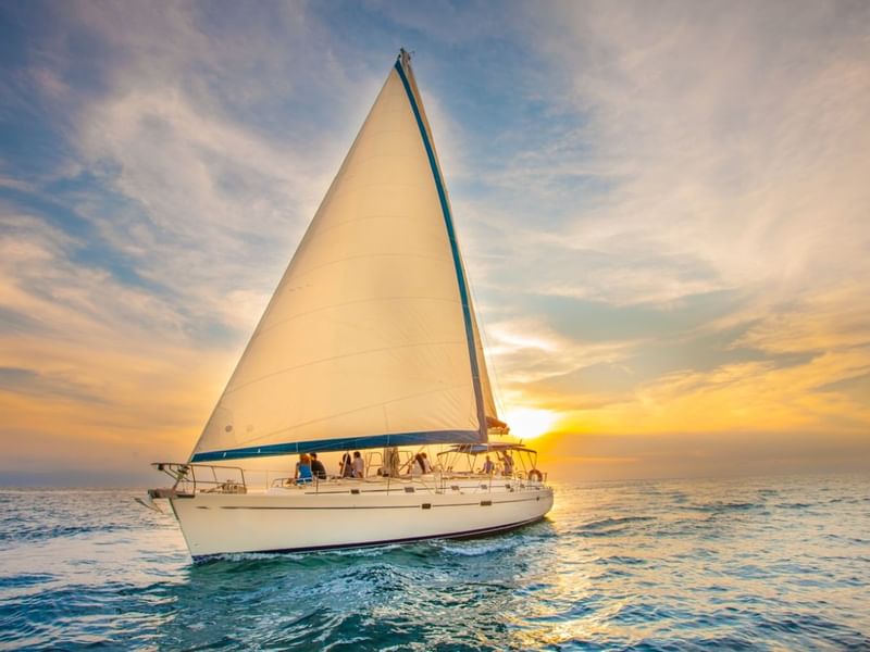 Gente navegando en un bote durante las horas doradas cerca de Los Cabos