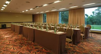 Disposición de la mesa en la sala de reuniones Mirador en Panoramic Grand