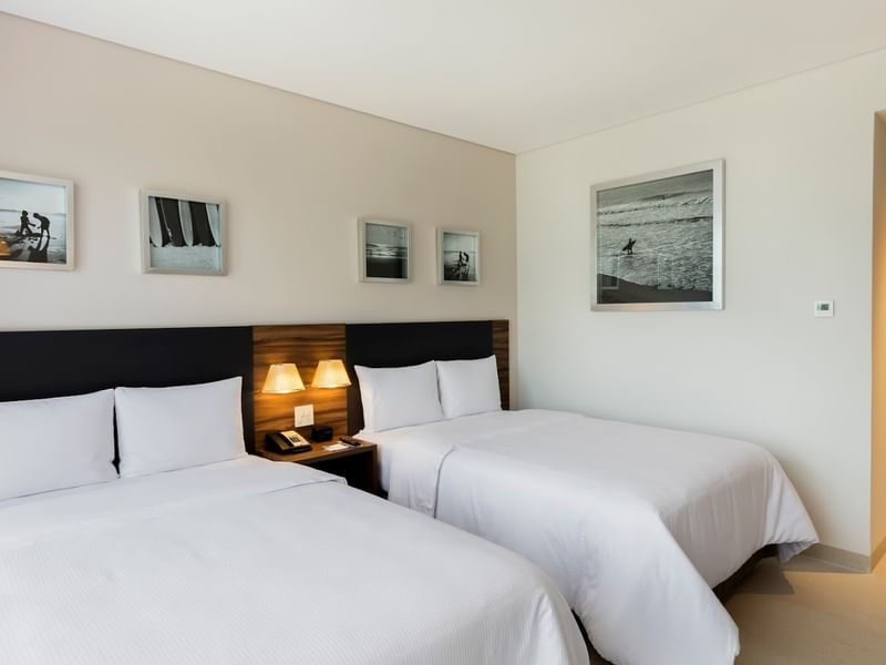 Bright Superior Room Double at Fiesta Inn Express Cancún Cumbres, decorated with framed black-and-white beach photos