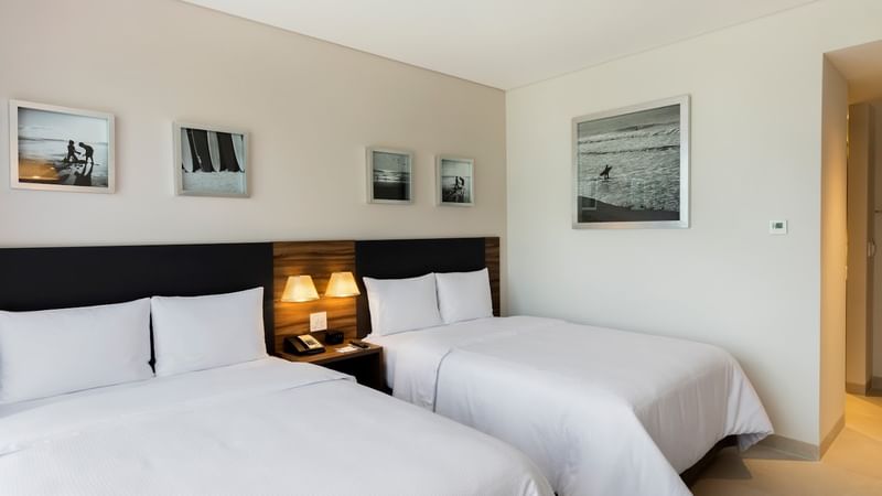 Superior Room Dos Camas at Fiesta Inn Express Cancún Cumbres with two beds & lamps on a nightstand, accommodations in cancun