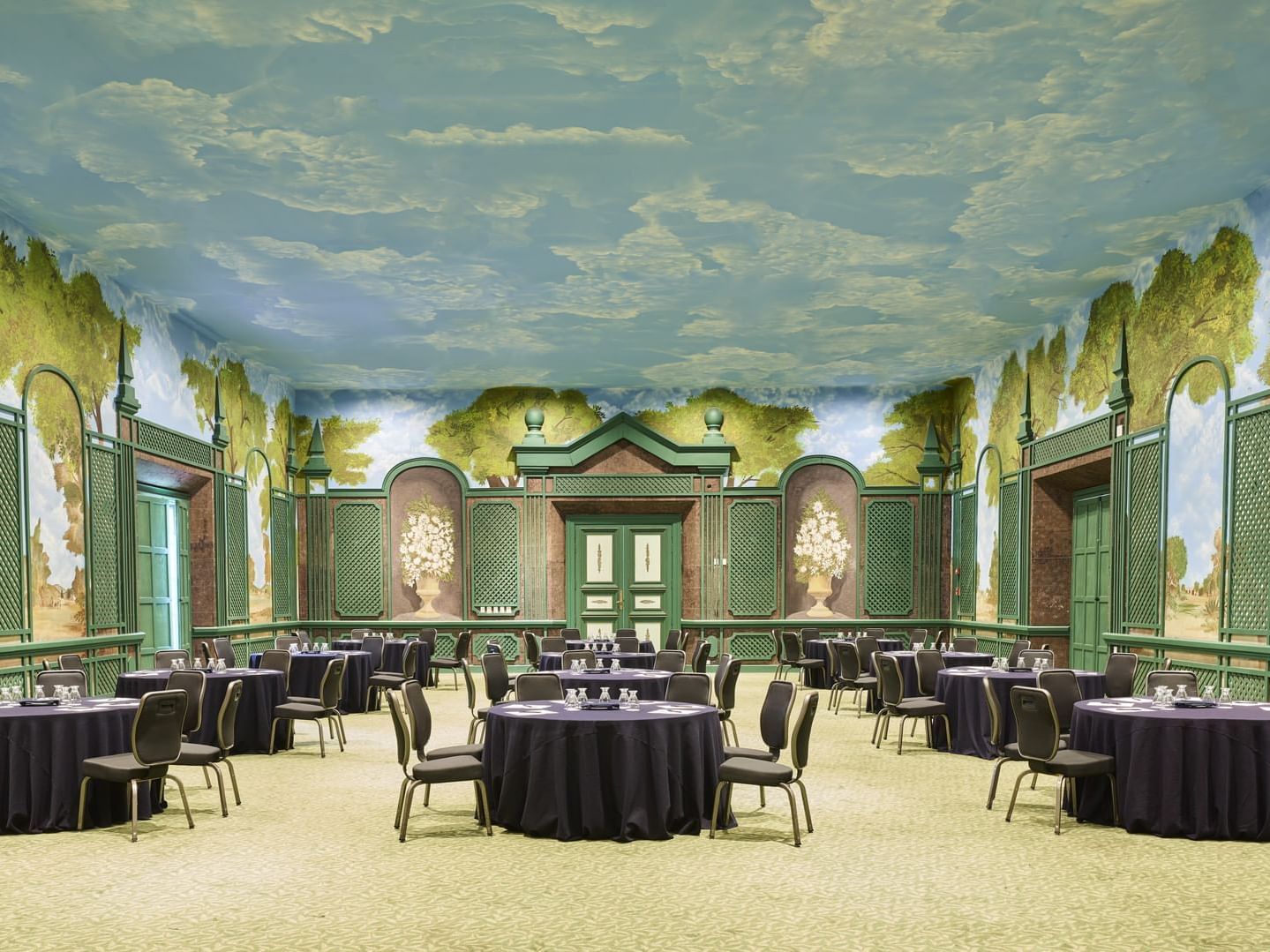 Banquet tables are arranged in a meeting room at La Colección