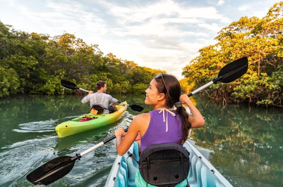 couple kayaking