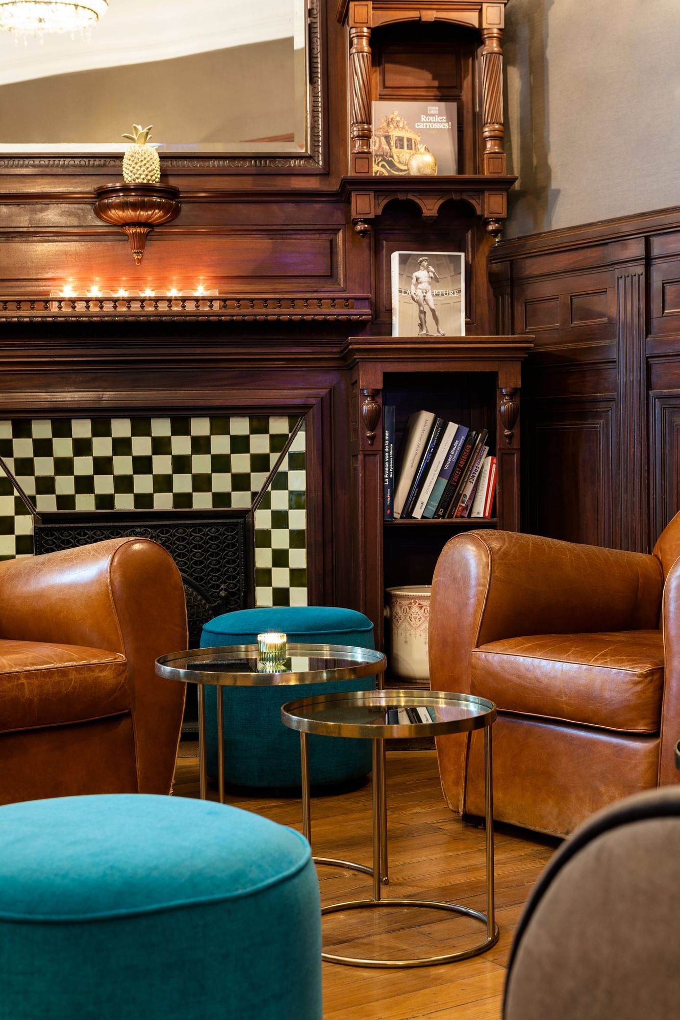 Hall avec cheminée à l'Oceania Le Métropole Montpellier