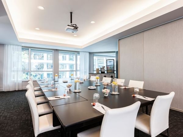 Conference table in René-Lévesque at Warwick Le Crystal