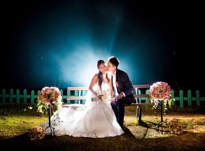 Pareja besándose después de la boda