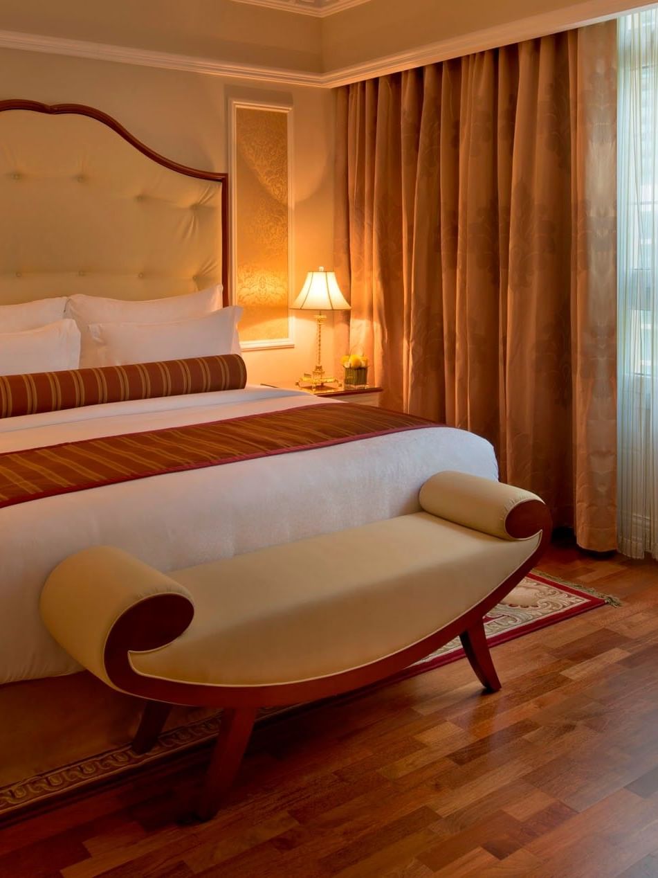 غرفة سوبيريور فاخرة مع سرير كبير ومنطقة جلوس في ورويك الدوحة.