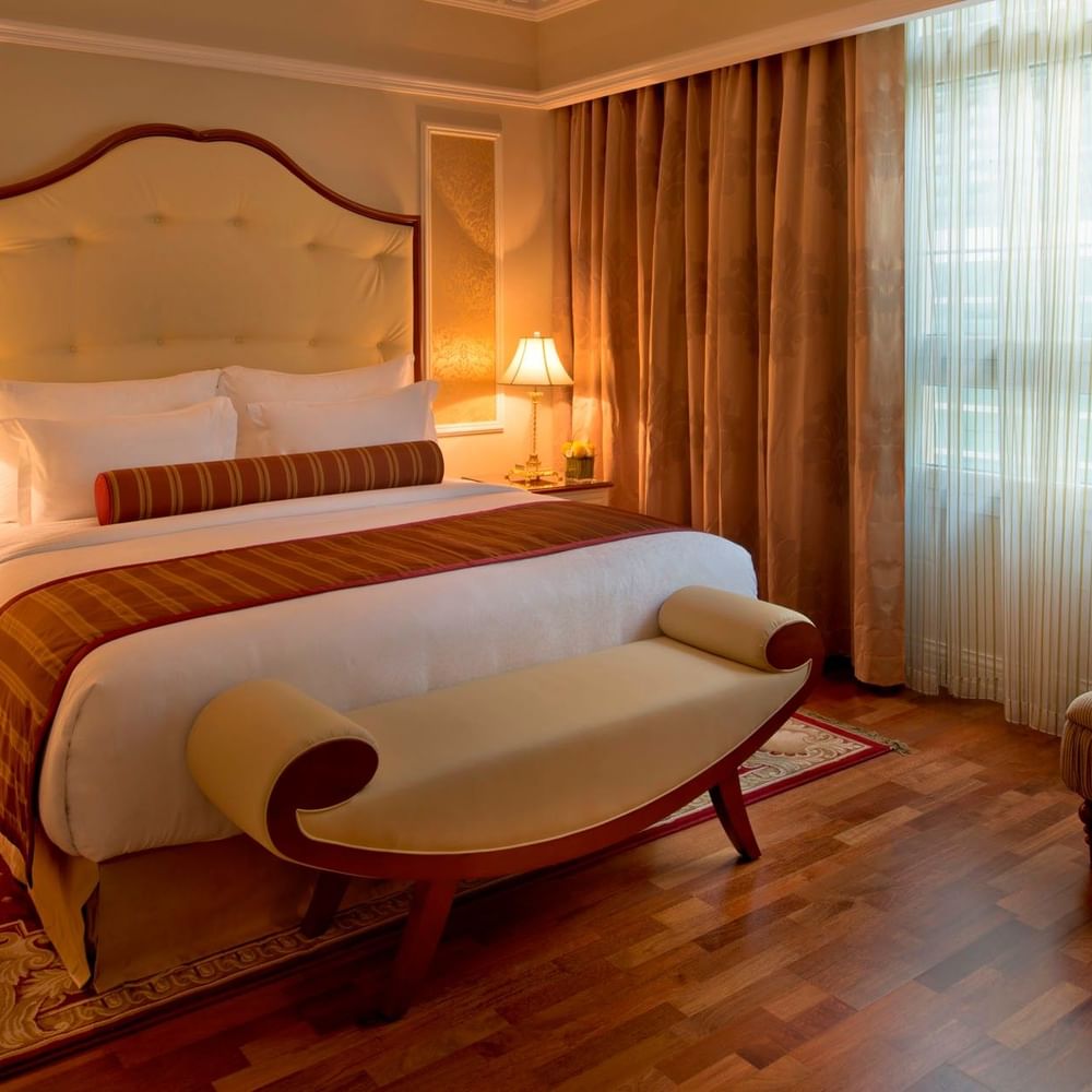 غرفة سوبيريور فاخرة مع سرير كبير ومنطقة جلوس في ورويك الدوحة.