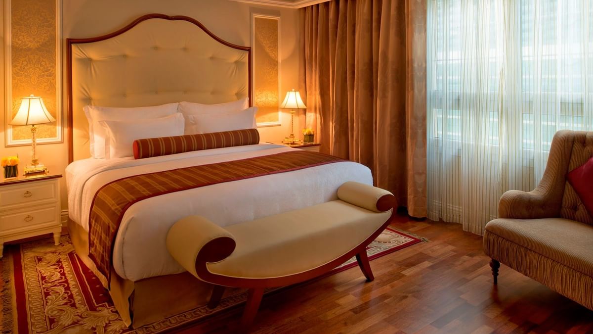 غرفة سوبيريور فاخرة مع سرير كبير ومنطقة جلوس في ورويك الدوحة.