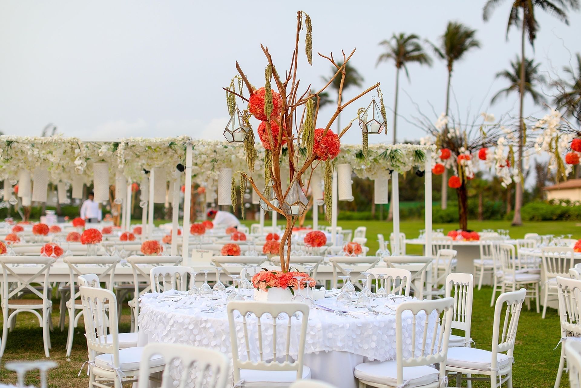 Outdoor floral wedding table décor at Mundo Imperial