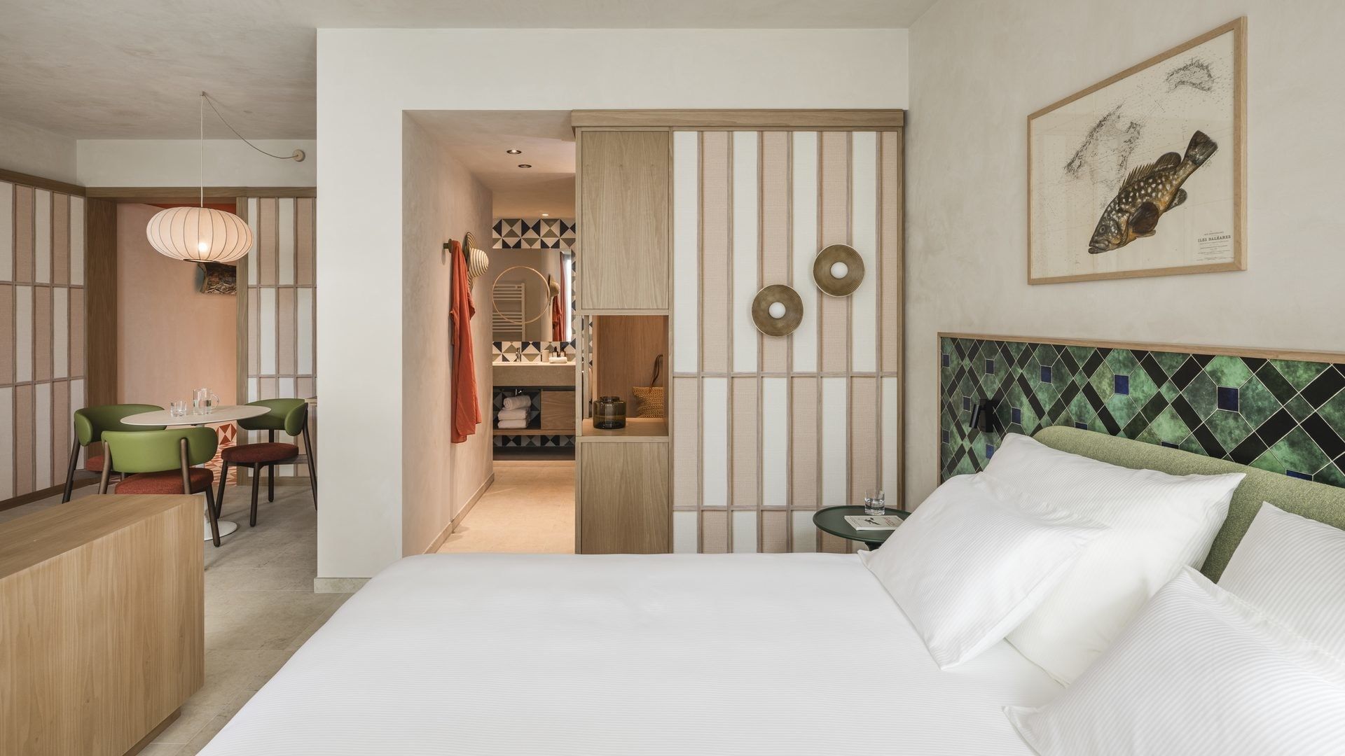 Camera da letto moderna con letti bianchi, tavolo verde, corridoio, e arte murale di pesce.