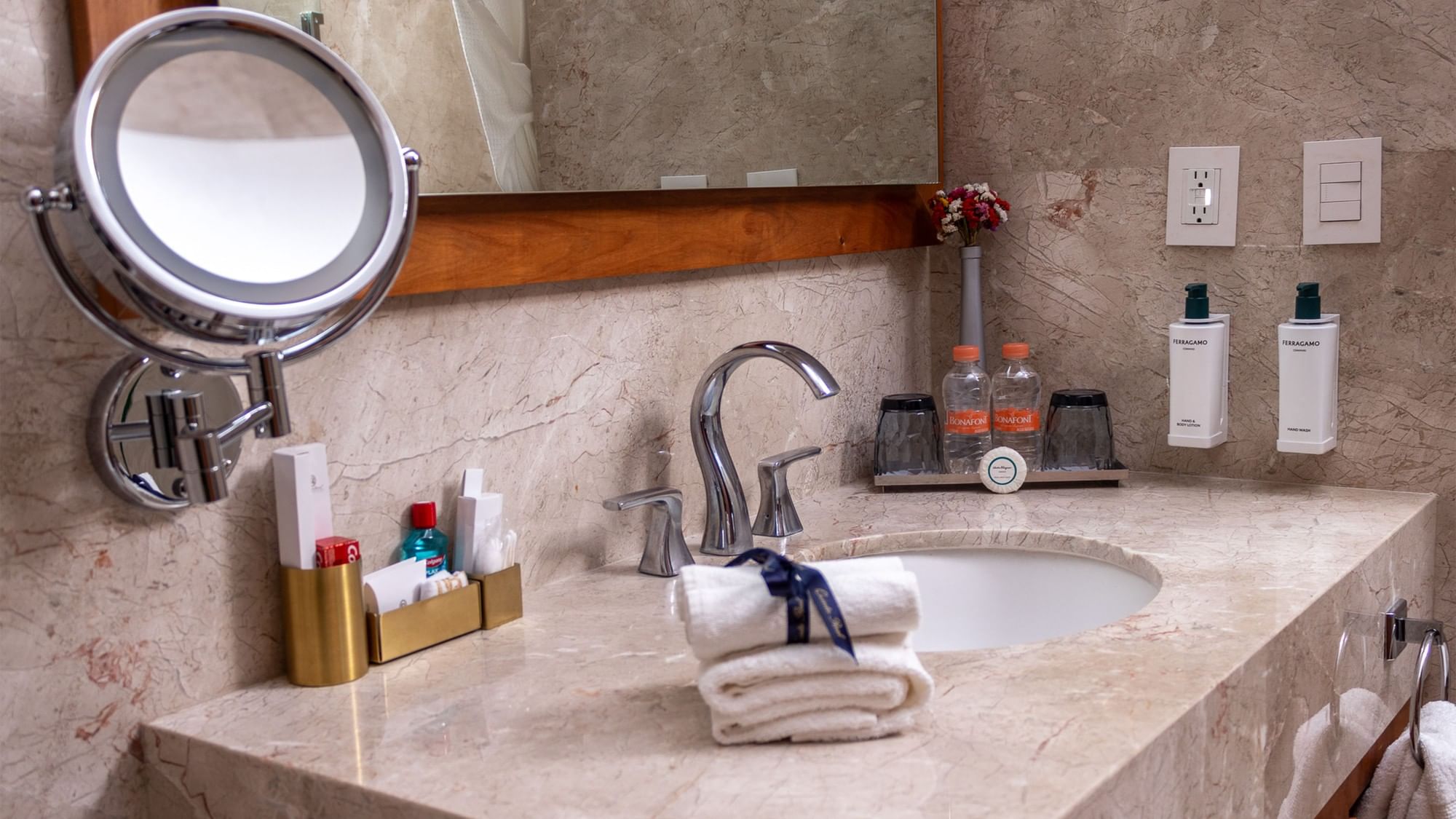 Baño elegante con tocador de mármol y amenidades en la habitación Gran Clase King de Quinta Real Oaxaca en Oaxaca de Juárez