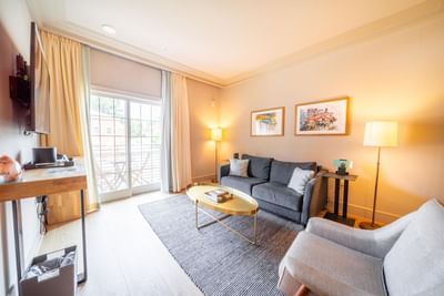 TV lobby in King Junior Suite Balcony room at Hotel Weyanoke