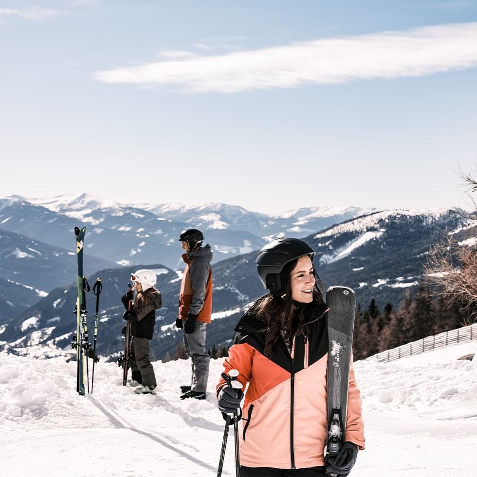 Sciatori felici con sci davanti alle montagne alla Silvretta Montafon.
