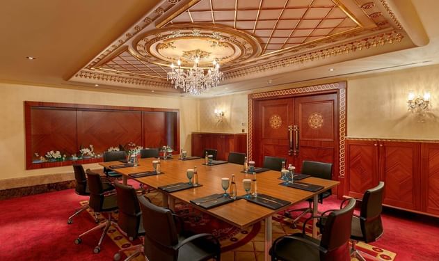 Titanic Mardan Palace’ta uzun masalı, süslü tavanlı ve avizeli lüks toplantı odası.