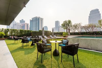 Outdoor dining area at Carlton Hotel Bangkok Sukhumvit