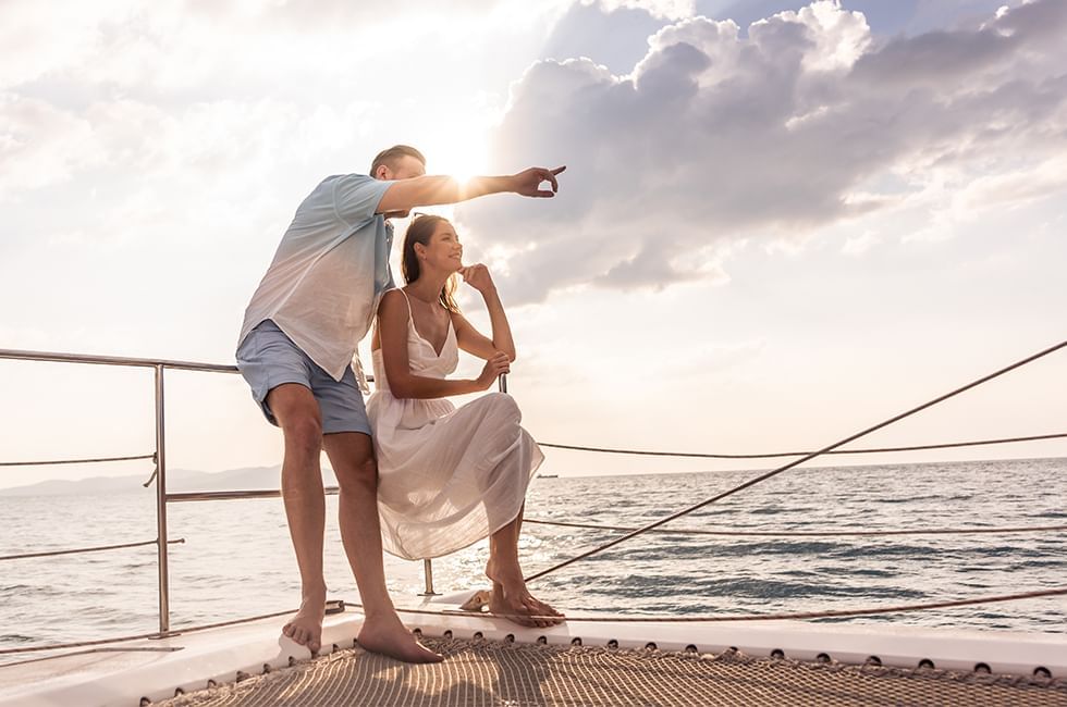 Pareja mirando alrededor en el barco cerca de Grand Fiesta Americana