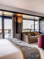 Luxe junior suite met balkon en uitzicht op de stad bij Hotel Barsey by Warwick in Brussel.