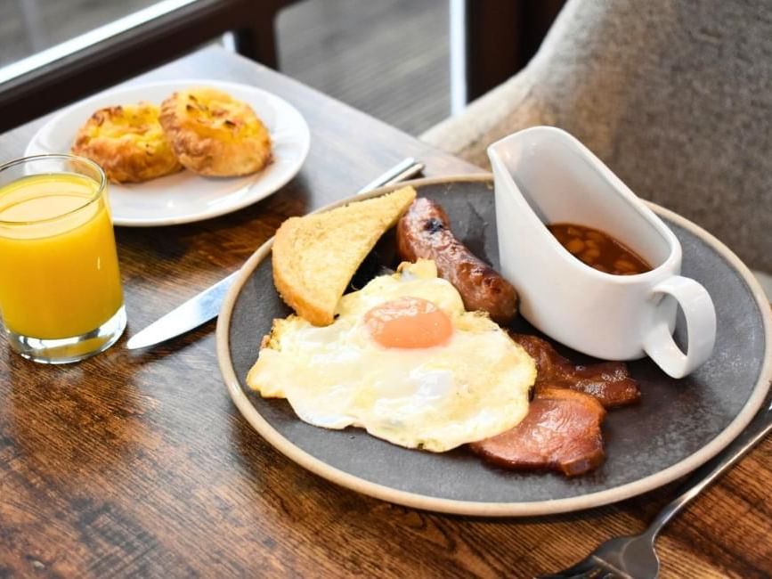 Full english breakfast at Villiers Hotel which includes eggs, bacon, egg, sausages, mushrooms, hashbrowns and beans