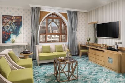 Living area with a TV in Executive Suite at Elaf Al Taqwa
