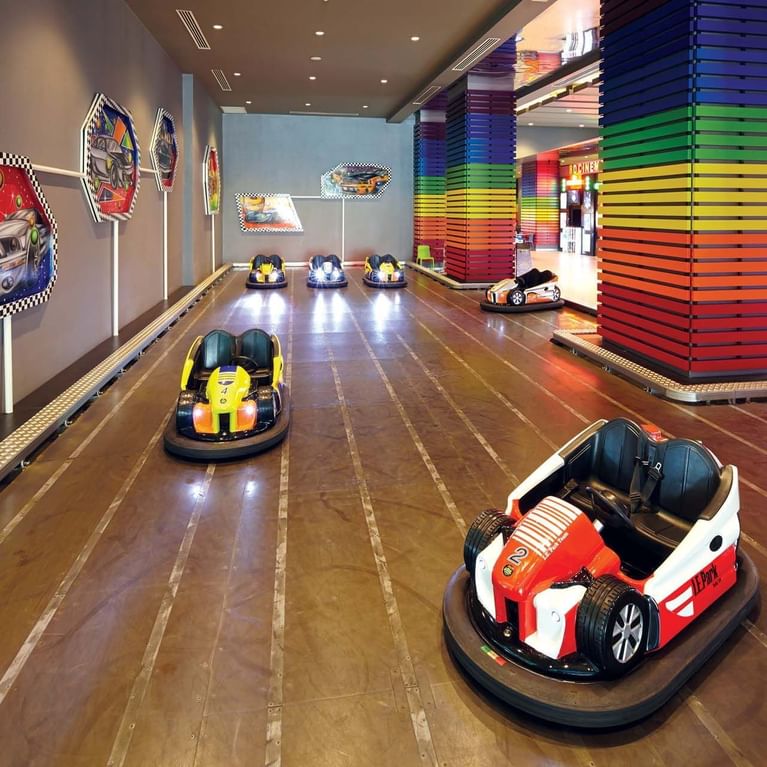 Game Center’da Çarpışan Araba Keyfi – Titanic Deluxe Golf Belek’te Kapalı Eğlence Alanı