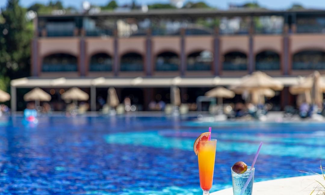 Bodrum Imperial'de havuz başında servis edilen kokteyllere yakından bakın