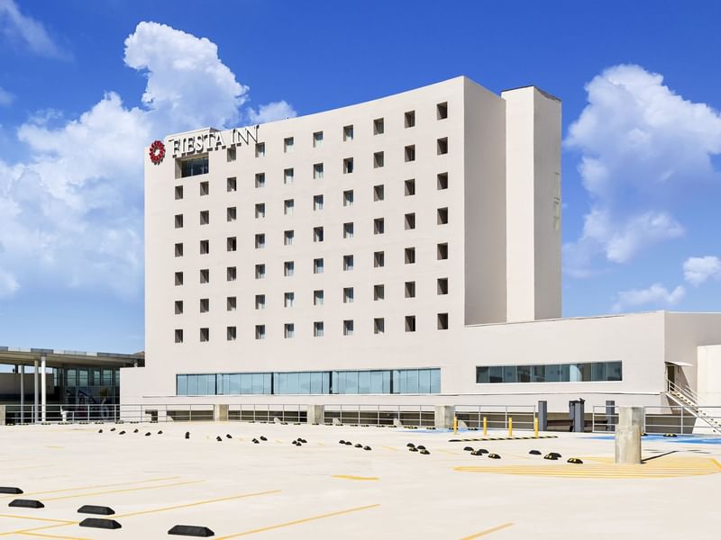 Exterior view of Fiesta Inn Durango & car park