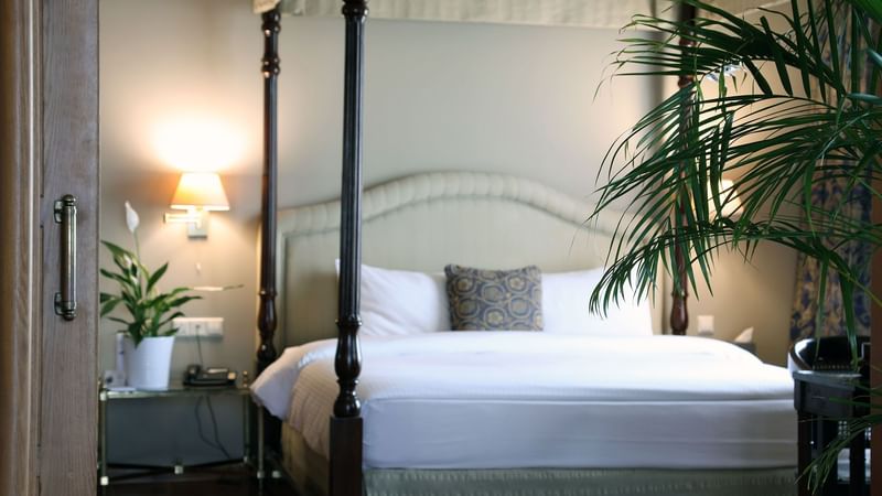 Poster bed in Executive Suite Bedroom at Warwick Palm Beach Hotel - Beirut