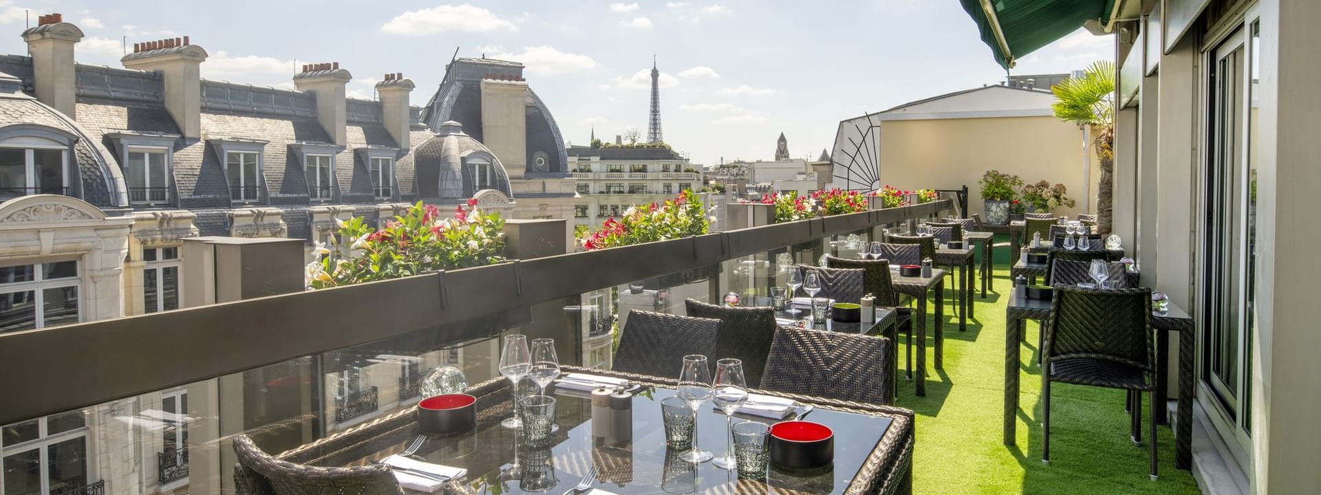 Terrasse Le W avec vue sur la ville et la Tour Eiffel au Warwick Champs-Élysées à Paris.