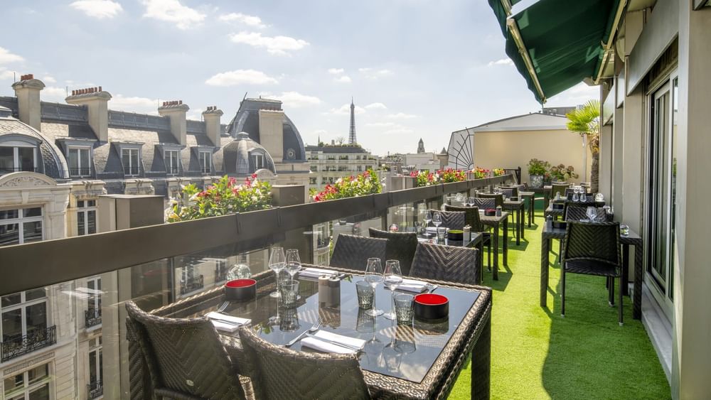 Terrasse Le W avec vue sur la ville et la Tour Eiffel au Warwick Champs-Élysées à Paris.