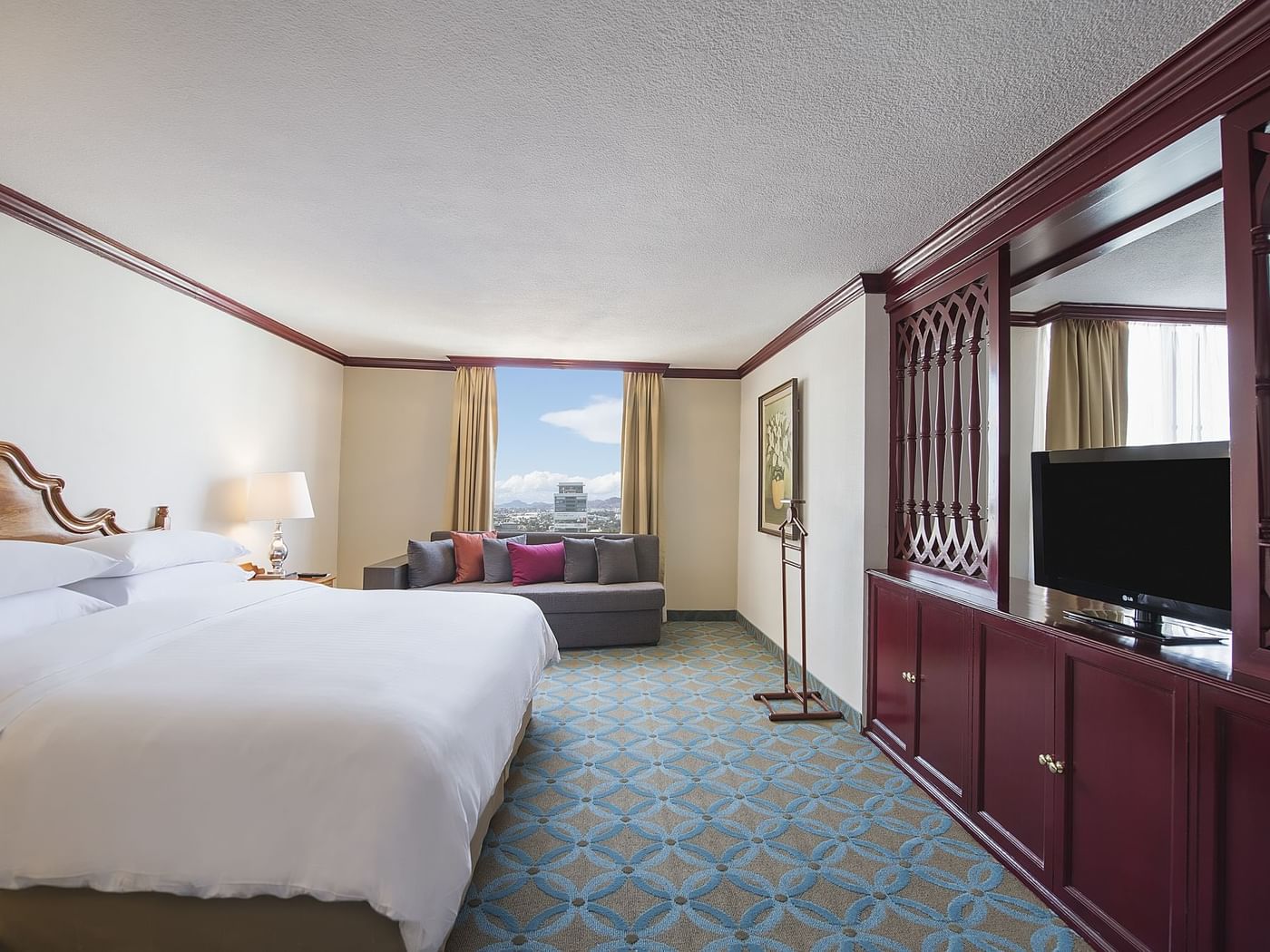 Cama King y sala de estar en Suite Presidencial, Fiesta Americana