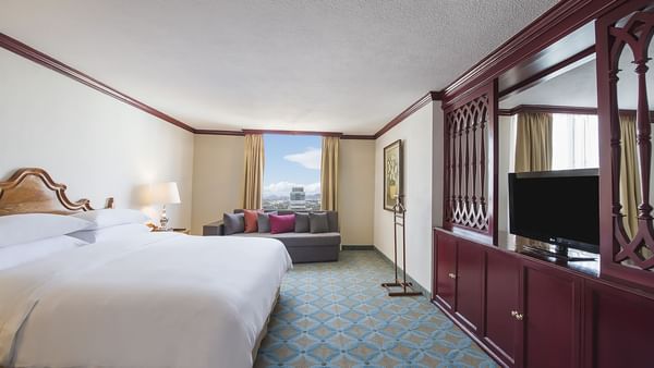 Cama King y sala de estar en Suite Presidencial, Fiesta Americana