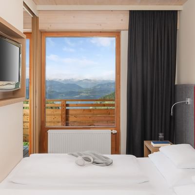 Komfortables Familienzimmer mit Bergblick und Balkon im Falkensteiner Hotel Sonnenalpe in Hermagor.