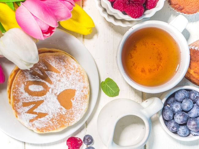 Un hermoso desayuno del Día de las Madres en Hacienda del Mar Los Cabos, con panqueques, fruta fresca y una taza de té.